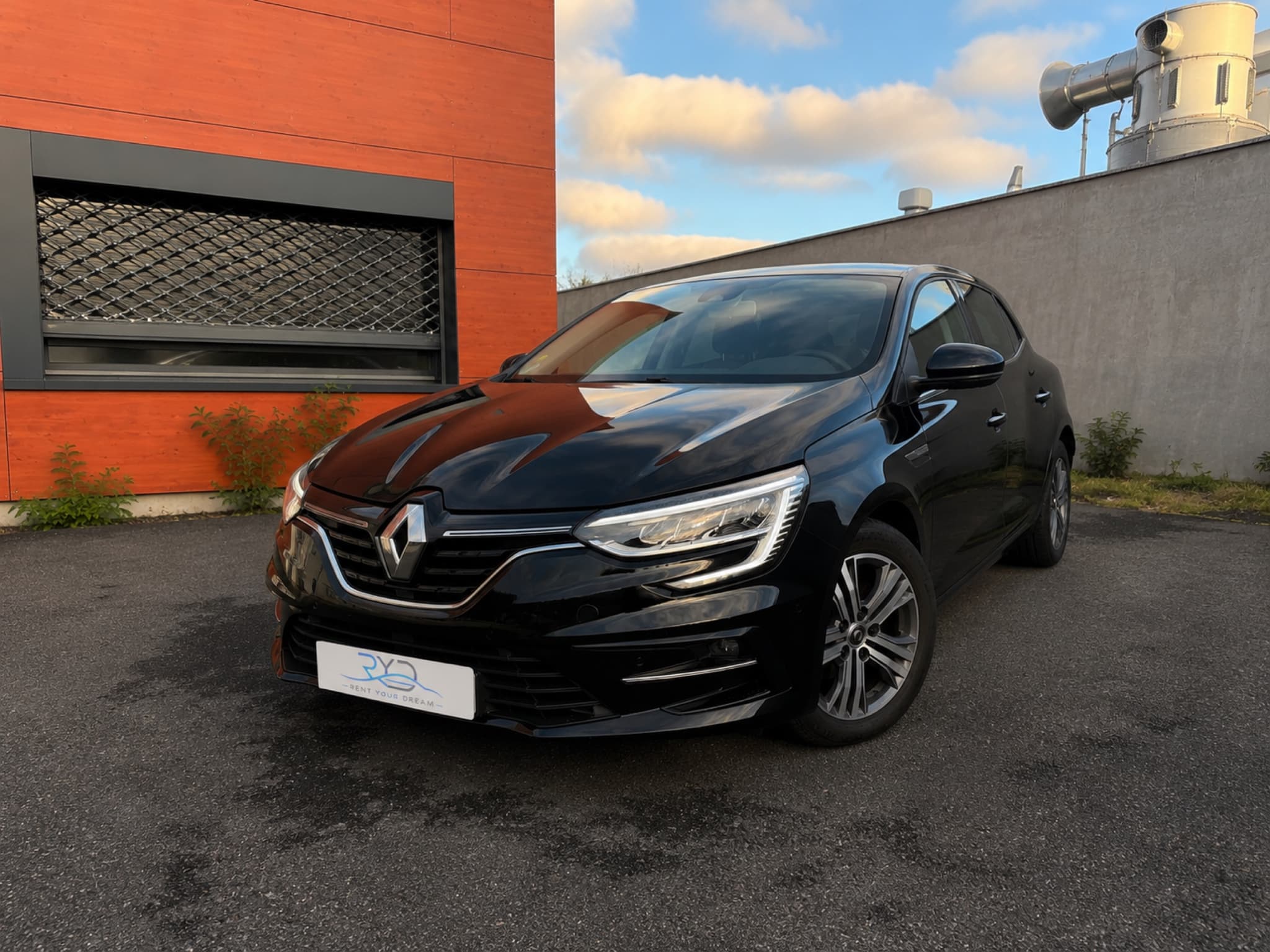 Renault Mégane 4 noire de Rent Your Dream, vue avant trois-quarts