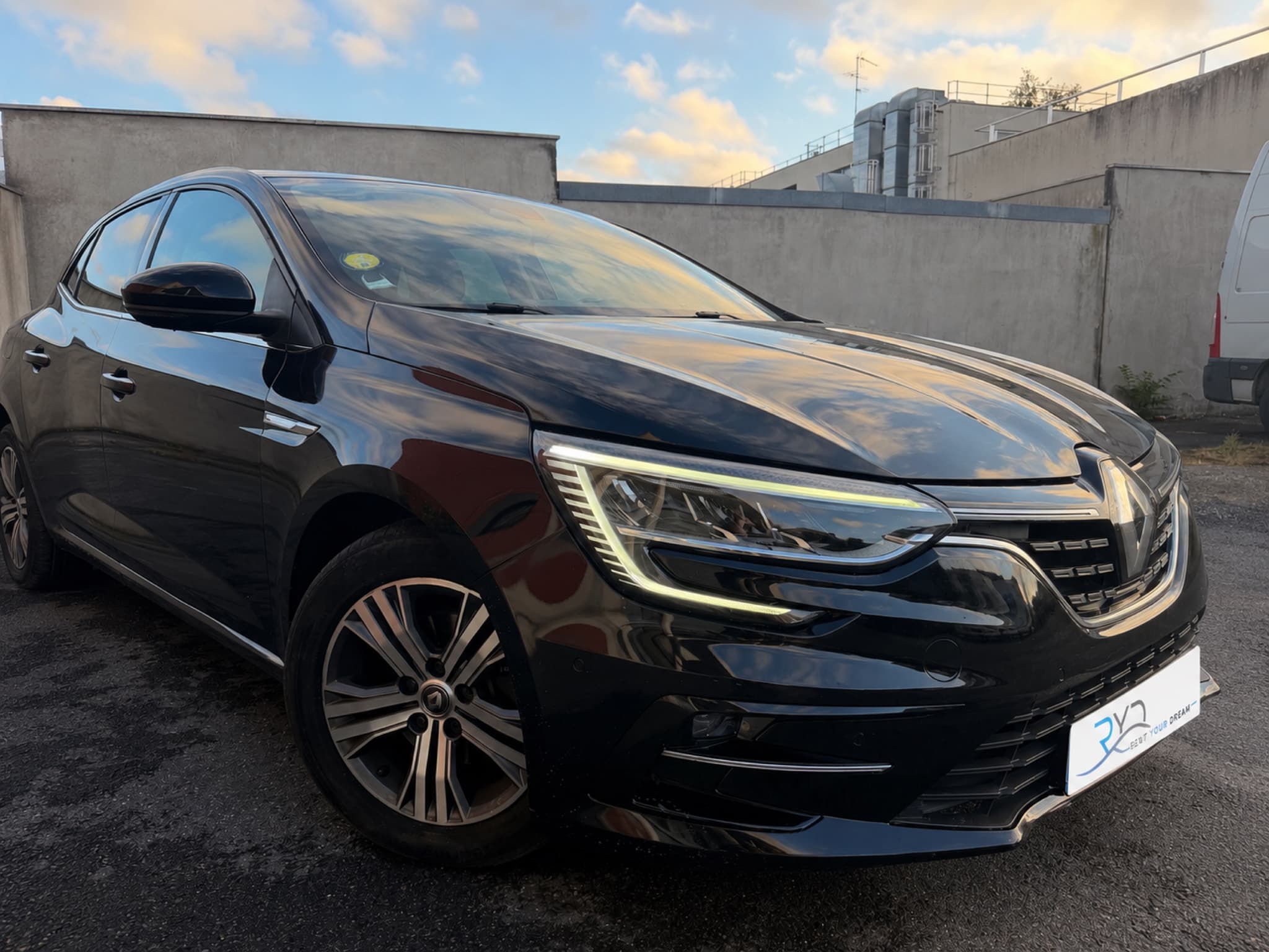 Renault Mégane 4 noire de Rent Your Dream, vue avant en contre-plongée