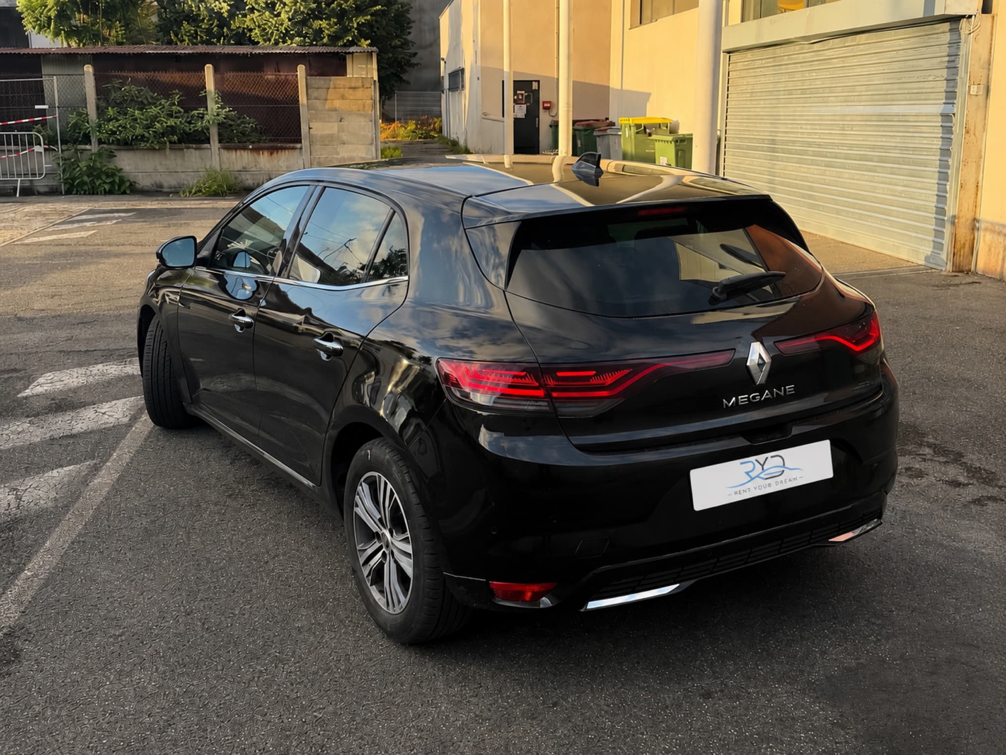 Renault Mégane 4 noire de Rent Your Dream, vue arrière trois-quarts