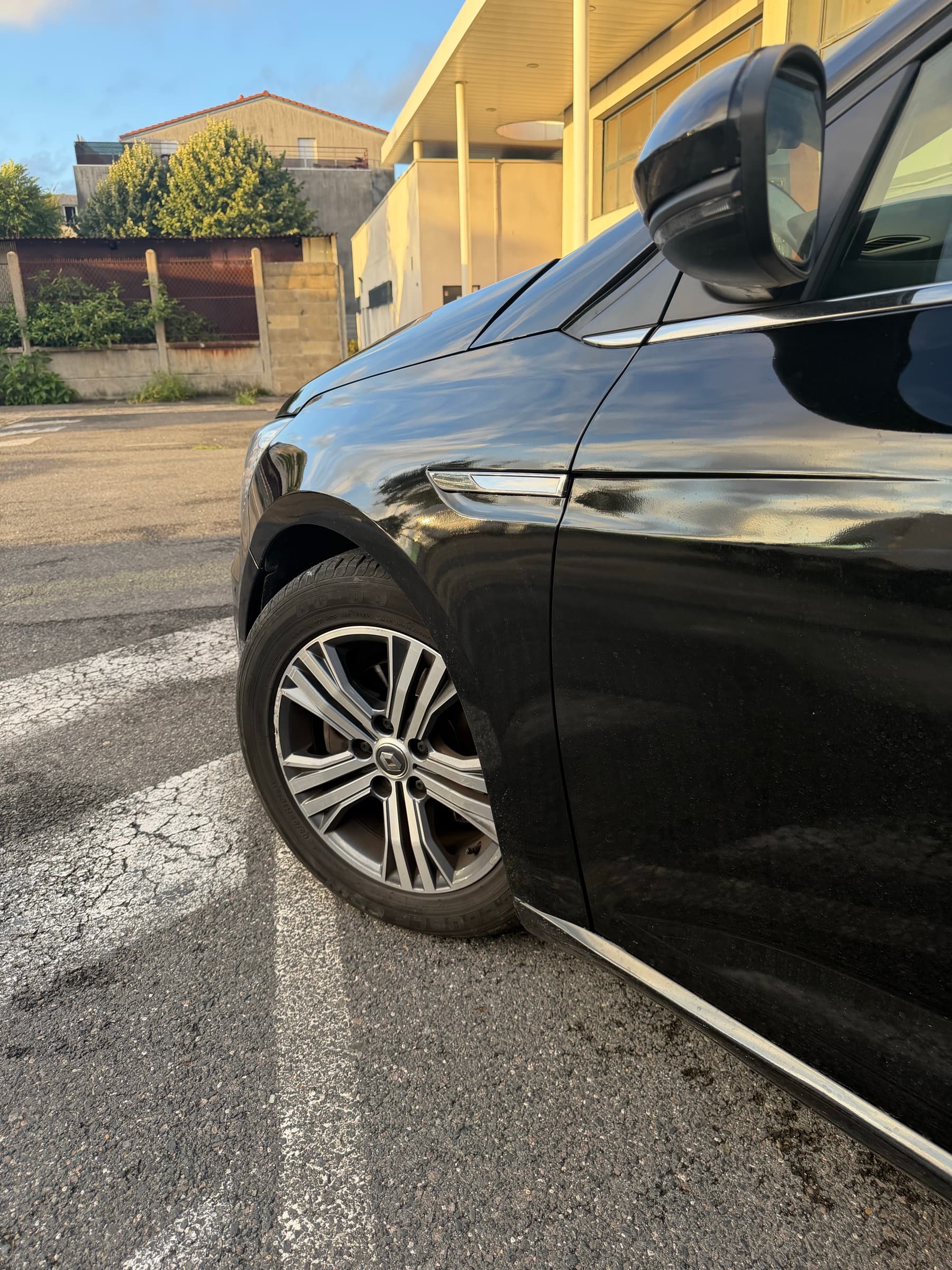 Détail de la jante et de la carrosserie de la Mégane 4